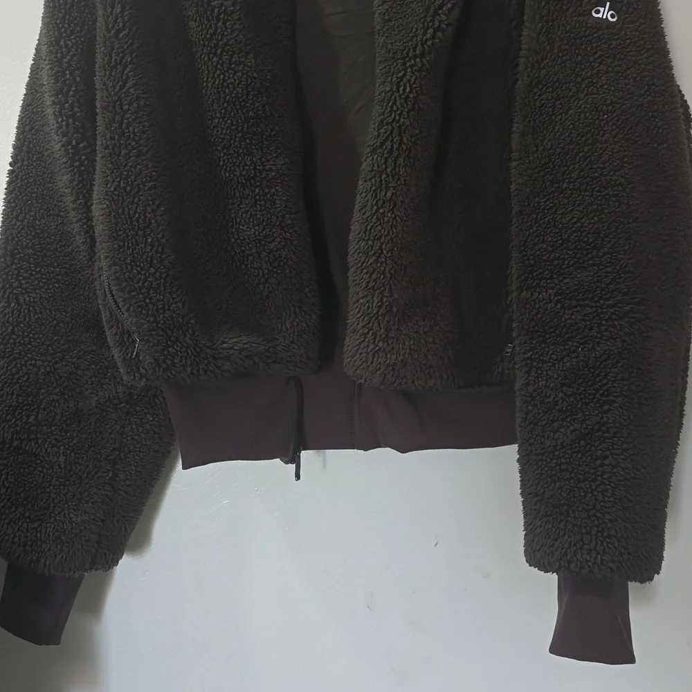 ALO Yoga Foxy Sherpa Teddy Jacket in Dark Brown - Picture 5 of 11